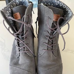 Like new TOMS boots